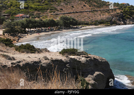 Attica Grecia PORTO RAFTI turisti sulla spiaggia Foto Stock