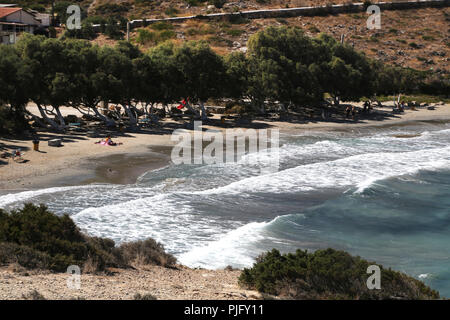 Attica Grecia PORTO RAFTI turisti sulla spiaggia Foto Stock