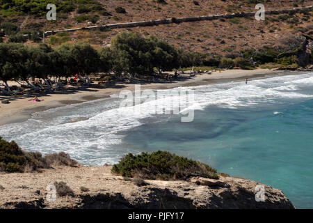 Attica Grecia PORTO RAFTI turisti sulla spiaggia Foto Stock