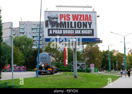 Affissioni criticando attualmente praticati in Polonia partito PiS (Diritto e Giustizia) con la faccia del suo leader Jaroslaw Kaczynski. Tychy, Polonia Foto Stock