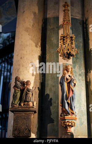 La cattedrale di Colonia, Monumento a Konrad Kuyn, Cattedrale capomaestro, 1469, inginocchiato con Madonna e Bambino in piedi su un corbel sotto un baldacchino Foto Stock