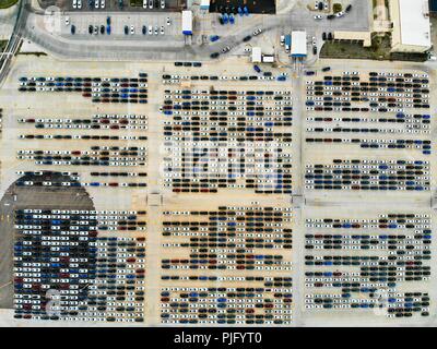 Vista aerea della Ford Motor Company azienda automobilistica in Hermosillo industrial park, Sonora Messico. Centinaia di nuove vetture. il treno. Trasnport. Auto Foto Stock