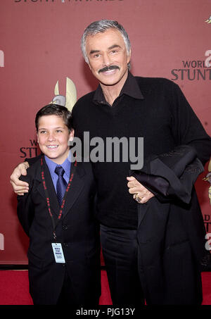 Burt Rinaldo e figlio di arrivare al primo mondo Stunt premi al Barker Hangar di Santa Monica Airport in Los Angeles 5/20/2001 © Tsuni - ReynoldBurt figlio Quentin01.JPGReynoldBurt figlio Quentin01 evento nella vita di Hollywood - California, tappeto rosso Evento, STATI UNITI D'AMERICA, industria cinematografica, celebrità, fotografia, Bestof, arte cultura e intrattenimento, Topix celebrità moda, migliori della vita di Hollywood, evento nella vita di Hollywood - California, movie celebrità, , Arte Cultura e Intrattenimento, verticale Foto Stock