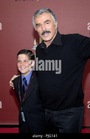 Burt Rinaldo e figlio di arrivare al primo mondo Stunt premi al Barker Hangar di Santa Monica Airport in Los Angeles 5/20/2001 - ReynoldBurt figlio Quentin02.JPGReynoldBurt figlio Quentin02 evento nella vita di Hollywood - California, tappeto rosso Evento, STATI UNITI D'AMERICA, industria cinematografica, celebrità, fotografia, Bestof, arte cultura e intrattenimento, Topix celebrità moda, migliori della vita di Hollywood, evento nella vita di Hollywood - California, movie celebrità, Topix, Bestof, arte cultura e intrattenimento, verticale Foto Stock