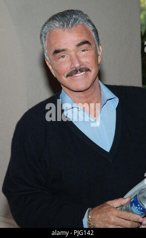 Burt Rinaldo al 'ncta - nazionale di televisione via cavo' Associazione al Ritz Carlton a Pasadena in Los Angeles. 9 luglio 2002.ReynoldBurt01 evento nella vita di Hollywood - California, tappeto rosso Evento, STATI UNITI D'AMERICA, industria cinematografica, celebrità, fotografia, Bestof, arte cultura e intrattenimento, Topix celebrità moda, migliori della vita di Hollywood, evento nella vita di Hollywood - California, movie celebrità, arte cultura e intrattenimento, verticale Foto Stock