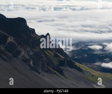 Il mondo ultraterreno e paesaggio roccioso di dentro il cratere di Haleakala, un vulcano dormiente 10.000 piedi sopra l'isola di Maui, Hawaii Foto Stock