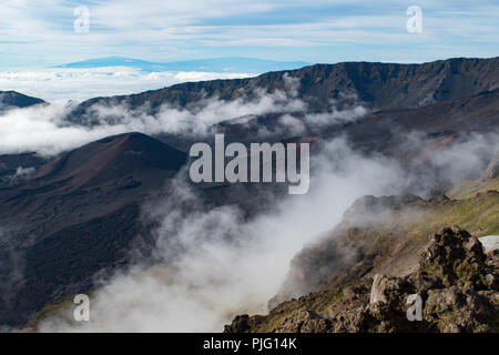 Il mondo ultraterreno e paesaggio roccioso di dentro il cratere di Haleakala, un vulcano dormiente 10.000 piedi sopra l'isola di Maui, Hawaii Foto Stock