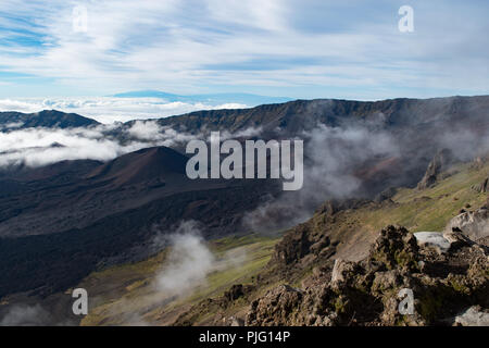 Il mondo ultraterreno e paesaggio roccioso di dentro il cratere di Haleakala, un vulcano dormiente 10.000 piedi sopra l'isola di Maui, Hawaii Foto Stock