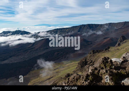 Il mondo ultraterreno e paesaggio roccioso di dentro il cratere di Haleakala, un vulcano dormiente 10.000 piedi sopra l'isola di Maui, Hawaii Foto Stock