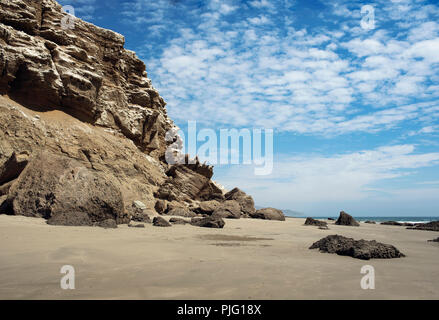 La Scenic, paesaggio roccioso di Los Organos spiaggia vicino a Mancora beach, città del Perù settentrionale. Agosto 2018 Foto Stock