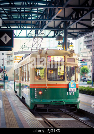 Un tram di Hiroshima (Hiroshima elettrica ferroviaria) a Yokogawa dalla stazione di Hiroshima, Giappone. Foto Stock