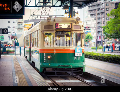 Un tram di Hiroshima (Hiroshima elettrica ferroviaria) a Yokogawa dalla stazione di Hiroshima, Giappone. Foto Stock