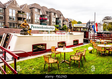 Ristorante Pancake in una barca ormeggiata nel canale che circonda il centro della vecchia città anseatica di Zwolle in Olanda Foto Stock