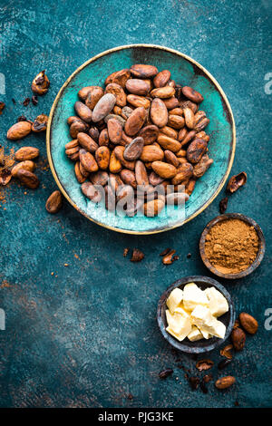 Le fave di cacao, la polvere di cacao e burro di cacao. Sfondo di cacao Foto Stock