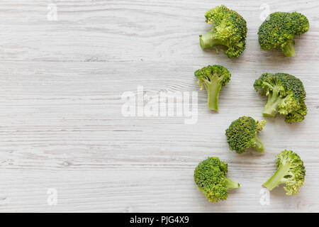 Materie di broccoli bianco sul tavolo di legno, vista dall'alto. Overhead, dal di sopra, piatto laici. Copia dello spazio. Foto Stock