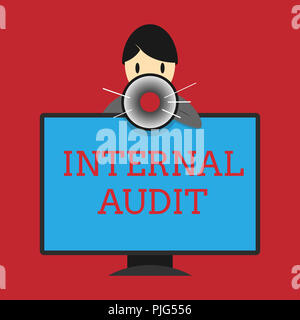 La scrittura della nota mostra di audit interno. Business photo vetrina valuta l'efficacia dei controlli e dei processi. Foto Stock