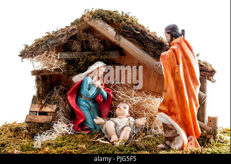 Presepe. Capanna con Gesù Bambino nella mangiatoia, con Maria e Giuseppe. Isolato su sfondo bianco. Foto Stock