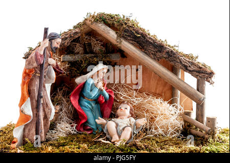 Presepe. Capanna con Gesù Bambino nella mangiatoia, con Maria e Giuseppe. Isolato su sfondo bianco. Foto Stock