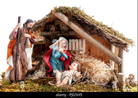 Presepe. Capanna con Gesù Bambino nella mangiatoia, con Maria e Giuseppe. Isolato su sfondo bianco. Foto Stock