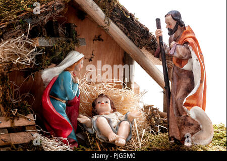 Presepe. Capanna con Gesù Bambino nella mangiatoia, con Maria e Giuseppe. Isolato su sfondo bianco. Foto Stock