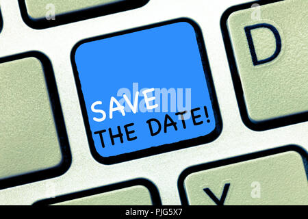La scrittura della nota mostra salva la data. Business photo presentazione ricordando la pianificazione segnare sul calendario di invito. Foto Stock