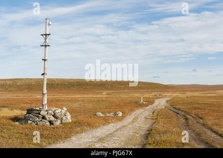 Il vecchio telegrafo post alla montagna altopiano "Finnmarksvidda' in Alta, Finnmark, Norvegia. Foto Stock