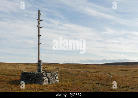 Il vecchio telegrafo post alla montagna altopiano "Finnmarksvidda' in Alta, Finnmark, Norvegia. Foto Stock