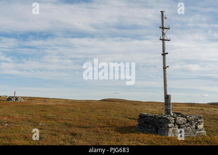 Il vecchio telegrafo post alla montagna altopiano "Finnmarksvidda' in Alta, Finnmark, Norvegia. Foto Stock