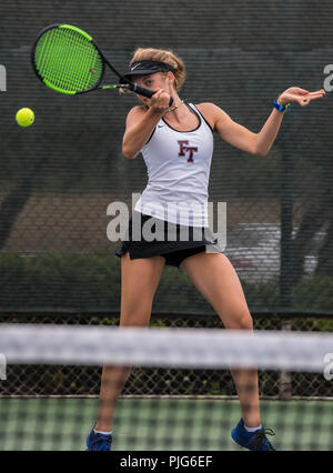 Scuola di Alta gamma tennista da Foothill Tech ha un occhio che mostra mentre colpisci la palla durante la sua partita contro San Bonaventura il 4 settembre Foto Stock