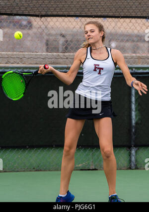 Scuola di Alta gamma tennista da Foothill Tech focalizzata sul colpire un diretti durante la sua partita contro San Bonaventura il 4 settembre 2018. Foto Stock