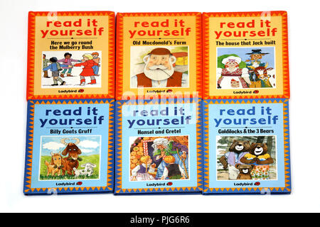 Un mucchio di coccinella Leggete libri storie per bambini Foto Stock