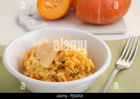 Risotto alla zucca conditi con formaggio parmigiano Foto Stock