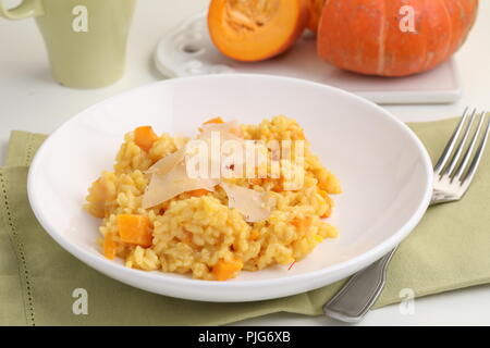 Risotto alla zucca conditi con formaggio parmigiano Foto Stock