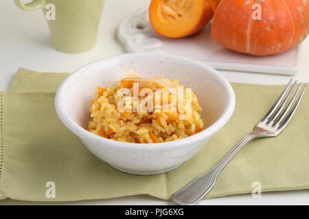 Risotto alla zucca conditi con formaggio parmigiano Foto Stock