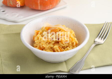 Risotto alla zucca conditi con formaggio parmigiano Foto Stock