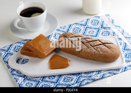 Colazione norvegese con Brunost formaggio, pane e caffè Foto Stock