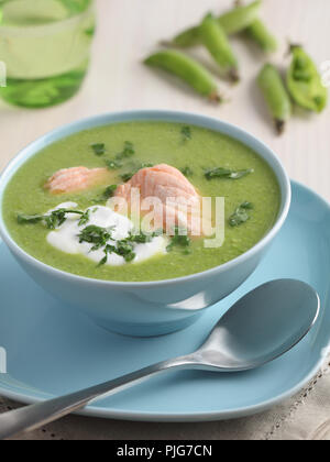 La crema di verde zuppa di piselli con salmone e panna acida Foto Stock