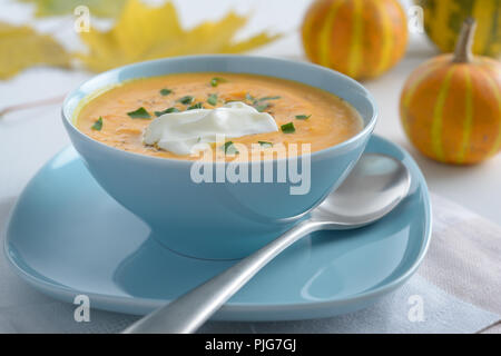 Zuppa di zucca con panna acida in una ciotola Foto Stock