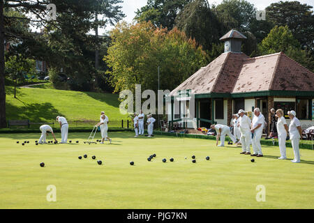 Gli anziani di giocare a bocce Hastings Regno Unito Foto Stock