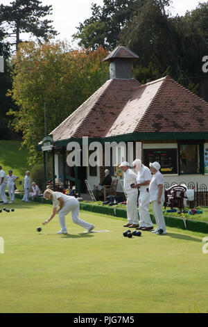 Gli anziani di giocare a bocce Hastings Regno Unito Foto Stock