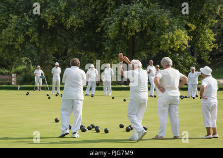 Gli anziani di giocare a bocce Hastings Regno Unito Foto Stock