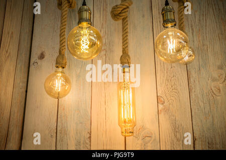 Corda lampadine più weathered sfondo di legno. Basso angolo di visione Foto Stock