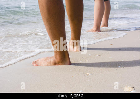 Due persone in riva alla spiaggia. Foto Stock