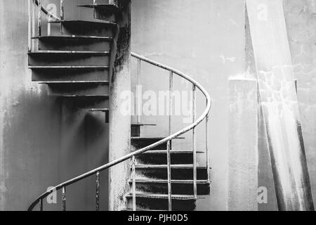 Curva rustica scala a chiocciola con ringhiera close-up Foto Stock