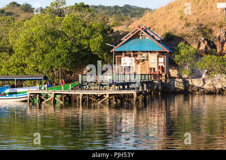 La stazione di ranger per il Parco Nazionale di Komodo, Rinca isola mare Flores, Indonesia Foto Stock