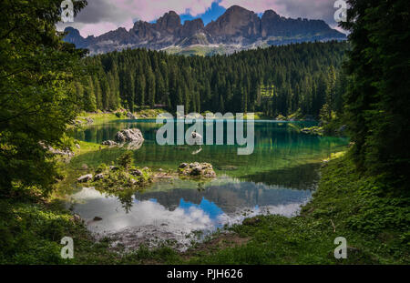 Lago di Carezza è una famosa Unesco World Heritage Site in Val d'Ega, Trentino Alto Adige, Italia Foto Stock