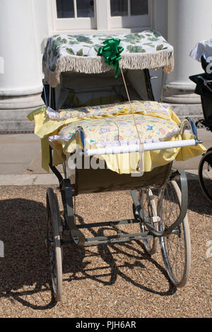 Vintage pram in piedi all'aperto Foto Stock