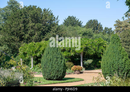 Inglese tradizionale con giardino con pergolato e alberi Foto Stock