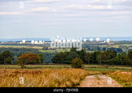 Guardando attraverso la Washburn valley verso il Royal Air Force Menwith Hill a Royal Air Force Station vicino a Harrogate, North Yorkshire, Inghilterra, Foto Stock