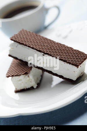 Due panini di gelato e la tazza di caffè Foto Stock
